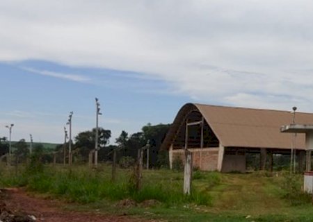 Postes do complexo esportivo em Itaporã são derrubados, e autoridades investiga o caso