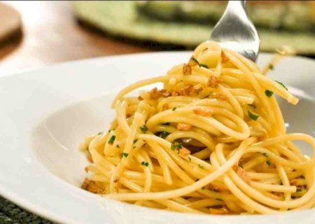 Receita de macarrão alho e óleo é rápida e deliciosa para jantar