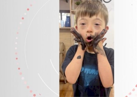 Menino viraliza ao pintar carro da família com tinta spray: 'quero viajar num fusca preto'; veja vídeo