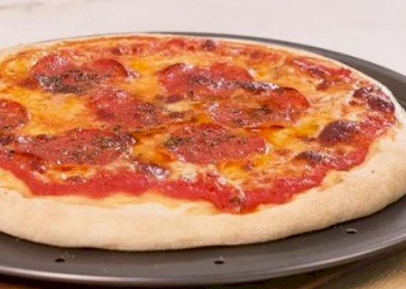 Prepare uma massa de pizza com fermento seco