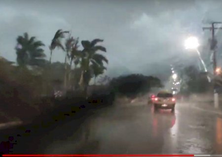 Tempor@l atinge Itaporã e transforma tarde em noite nesta quinta-feira (Vídeo)