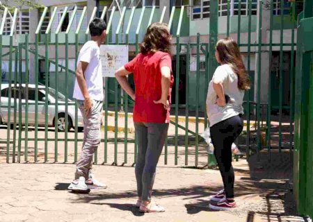 'Atrasados do Enem': Candidatos confundem horário e encaram portões fechados