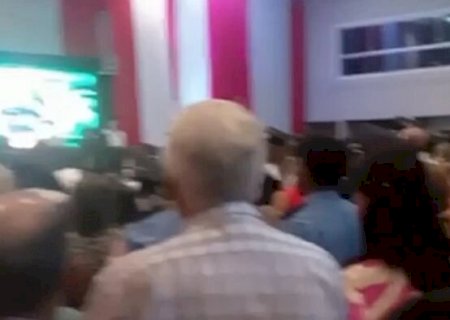 Hino Nacional Brasileiro toca em formatura de médicos e gera polêmica na fronteira