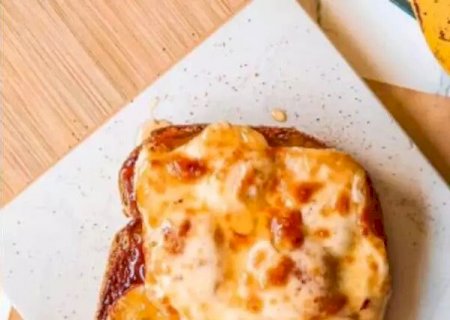 Torrada de banana com queijo gratinado é perfeita para o seu café da manhã