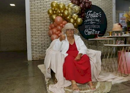 M&atilde;e de 14 filhos, Neninha chegou aos 100 anos e ama dizer que tem sa&uacute;de