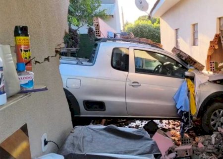 Carro desgovernado derruba muro e parede de casa; mulheres e criança ficaram feridas