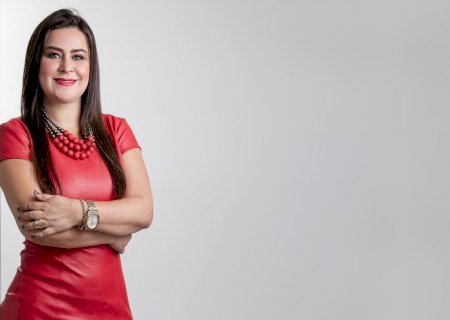 Completando mais um ano de vida hoje em Itaporã, a advogada Nadia Zangirolami.