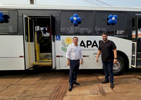 Com investimento de R$ 817 mil e emenda de Gerson, ônibus é entregue para APAE