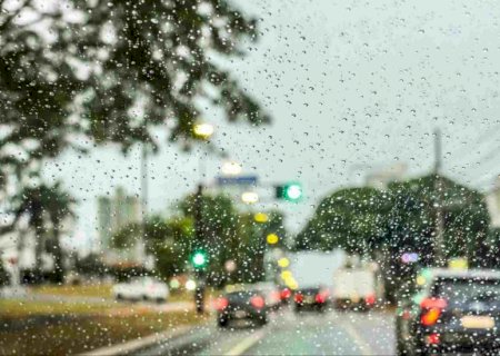 Garoa chega em Campo Grande e previsão indica semana chuvosa em todo o Estado