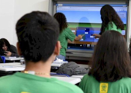 Tecnologia transformou aprendizado, mas uso excessivo do celular ainda é desafio para professores
