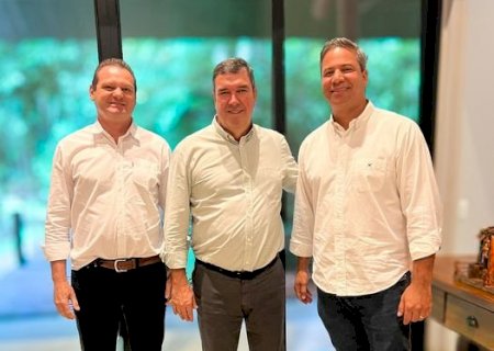 O prefeito eleito Tiago Carbonaro e o vice Edilson Bigatão se reúnem com o governador do estado para traçar projetos para Itaporã