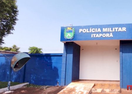 Abordagem Policial na Praça Central de Itaporã Resulta em Apreensão de Drogas
