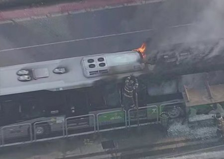 Avião de pequeno porte cai sobre carros em São Paulo