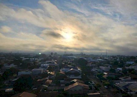 Frente fria mantém tempo nublado e fresco, mas máximas alcançam 32°C em MS
