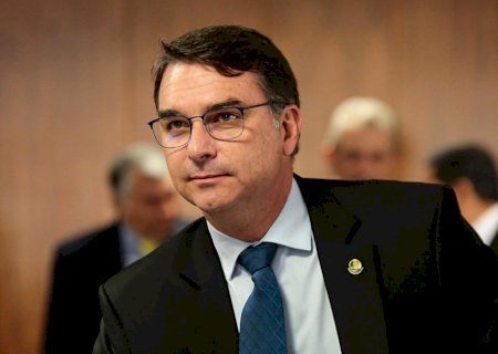 Flávio Bolsonaro apresenta projeto de lei que propõe porte de arma para advogados no Brasil