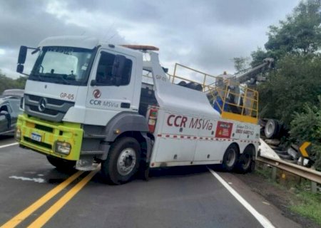 Caminhoneiro morre após bater em guar rail e cair de ponte na BR-163