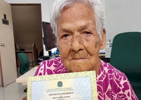 Aos 99 anos, idosa de MS recupera certidão de nascimento