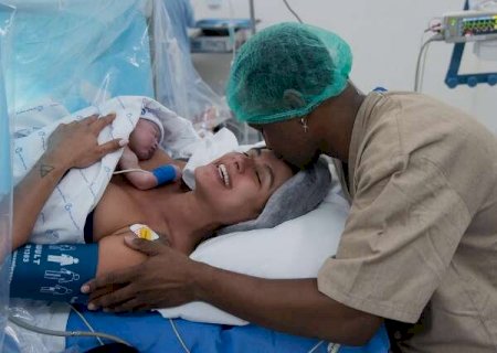 Thiaguinho celebra nascimento do primeiro filho com Carol Peixinho
