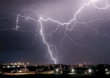 Frente fria causa chuva forte e coloca estado em alerta
