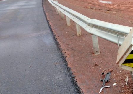 Fotos: Itaporã — Veículo colide com guard-rail em anel viário ainda não inaugurado