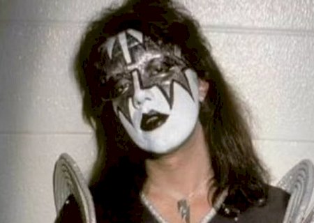 Causa da morte de guitarrista fundador do Kiss é revelada