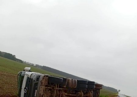 Itaporã:  Carreta carregada de adubo tomba após Carumbé; motorista escapa ileso