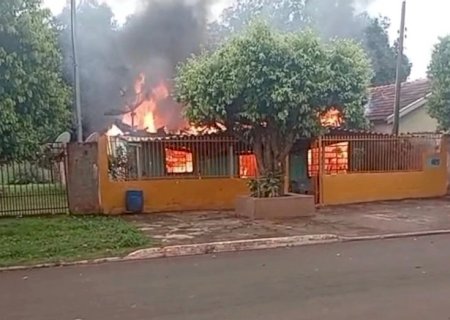 Vídeo – Incêndio destrói casa em Vicentina neste domingo; veja imagens