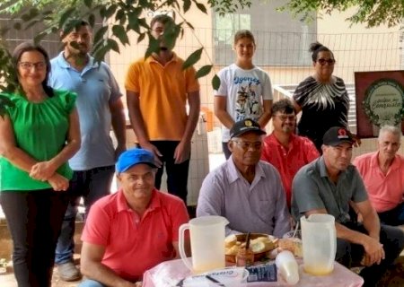Produtores de Vicentina conhecem agroindústria de frutas no Assentamento Santa Terezinha, em Itaporã