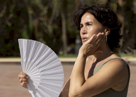 Entenda os efeitos das ondas de calor em mulheres que estão na menopausa