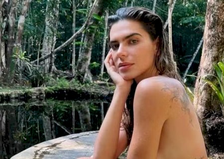 Mariana Goldfarb renova bronzeado ao posar nua em cachoeira; veja
