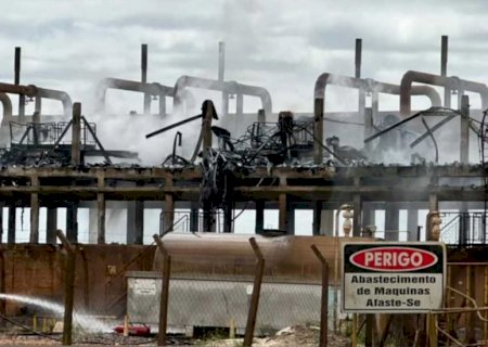 Torres de resfriamento e estruturas ficam danificadas em incêndio de usina em Caarapó
