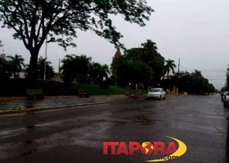 Chuva começa fraca e ganha força em Itaporã na noite desta sexta-feira (02)