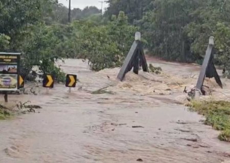 Vídeo - Rio transborda e ponte é arrastada após chuva de 393 milímetros em Corguinho