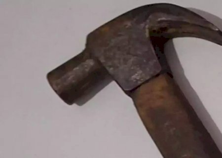 Homem espanca esposa com golpes de martelo na frente do filho