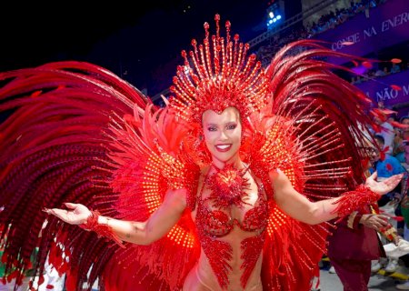 Tapa-sexo de Virginia descola no meio do desfile da Grande Rio