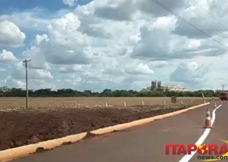 Após vários acidentes, rotatória em construção na rodovia entre Itaporã e o distrito de Montese recebe sinalização