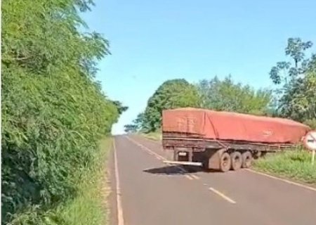 Caarapó - Carreta fica atravessada na pista do anel viário