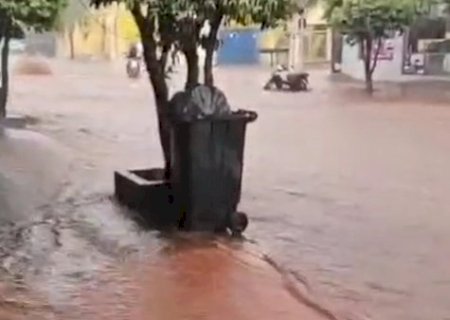 Tempestade provoca alagamentos e transforma ruas em rios em Maracaju