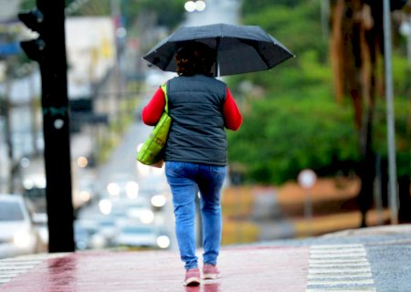 Frente fria avança e traz chuva com alerta de tempestade para MS