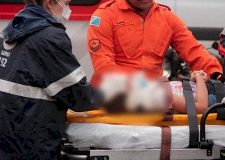 Criança de 2 anos ferida em ataque de pitbull é transferida em vaga zero para hospital de Dourados