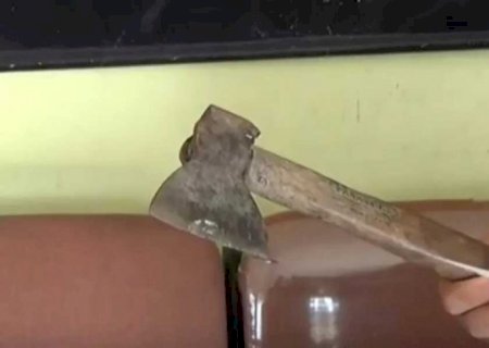 Jovem tenta matar pai com golpes de machadinha no Lageado e diz que foi ordem das 'vozes'