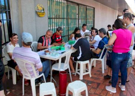 No primeiro dia, banca esgota 5 mil envelopes de figurinhas da Copa do Mundo