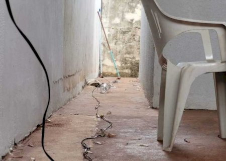 Homem joga cadeira e botijão de gás em direção a esposa durante briga no Novos Estados
