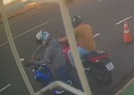 No meio da tarde e sem medo, bandidos furtam moto no Centro de Campo Grande