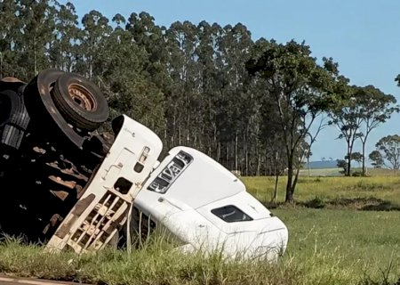 Motorista morto após tombar caminhão na fronteira tinha 30 anos