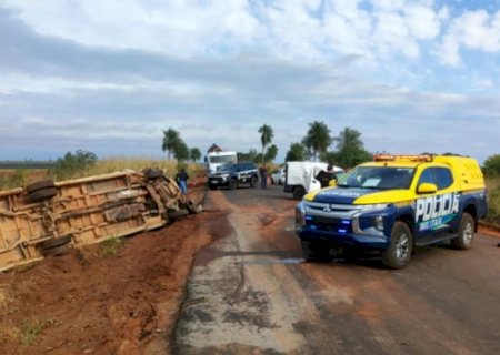 Mulher morre e marido fica gravemente ferido em acidente entre carro e caminhão na MS-295