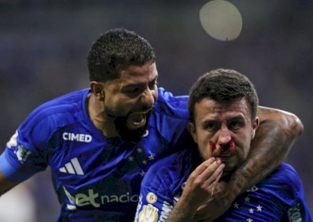 Matheus Henrique fratura o nariz em lance de gol do Cruzeiro e fica sangrando; veja