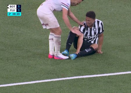 Barrera se lesiona, sai chorando de campo no Botafogo x Fluminense e vai para o hospital; veja lance