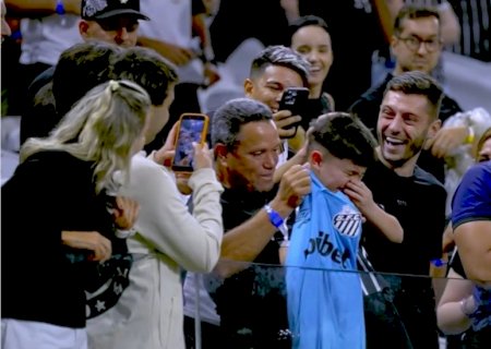 Neymar dá camisa, emociona torcedor do Corinthians e elogia: "Tiro o chapéu para todos eles"
