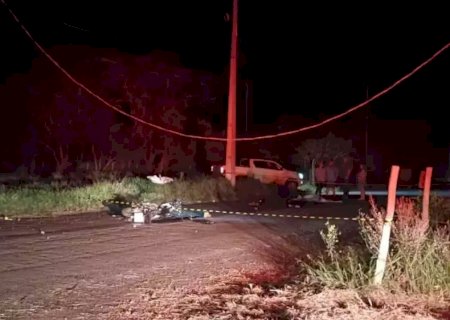 Condutor perde o controle da moto e morre após atingir poste